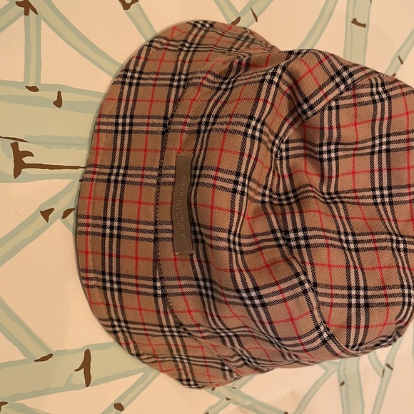 Classic Burberry plaid and khaki reversible rain hat - Picture 3 of 3